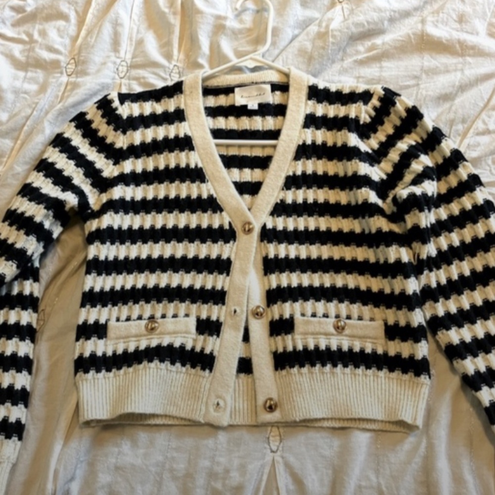 Size small Laurel cardigan Very cozy with beautiful gold boucle buttons🟰🤍🖤🟰